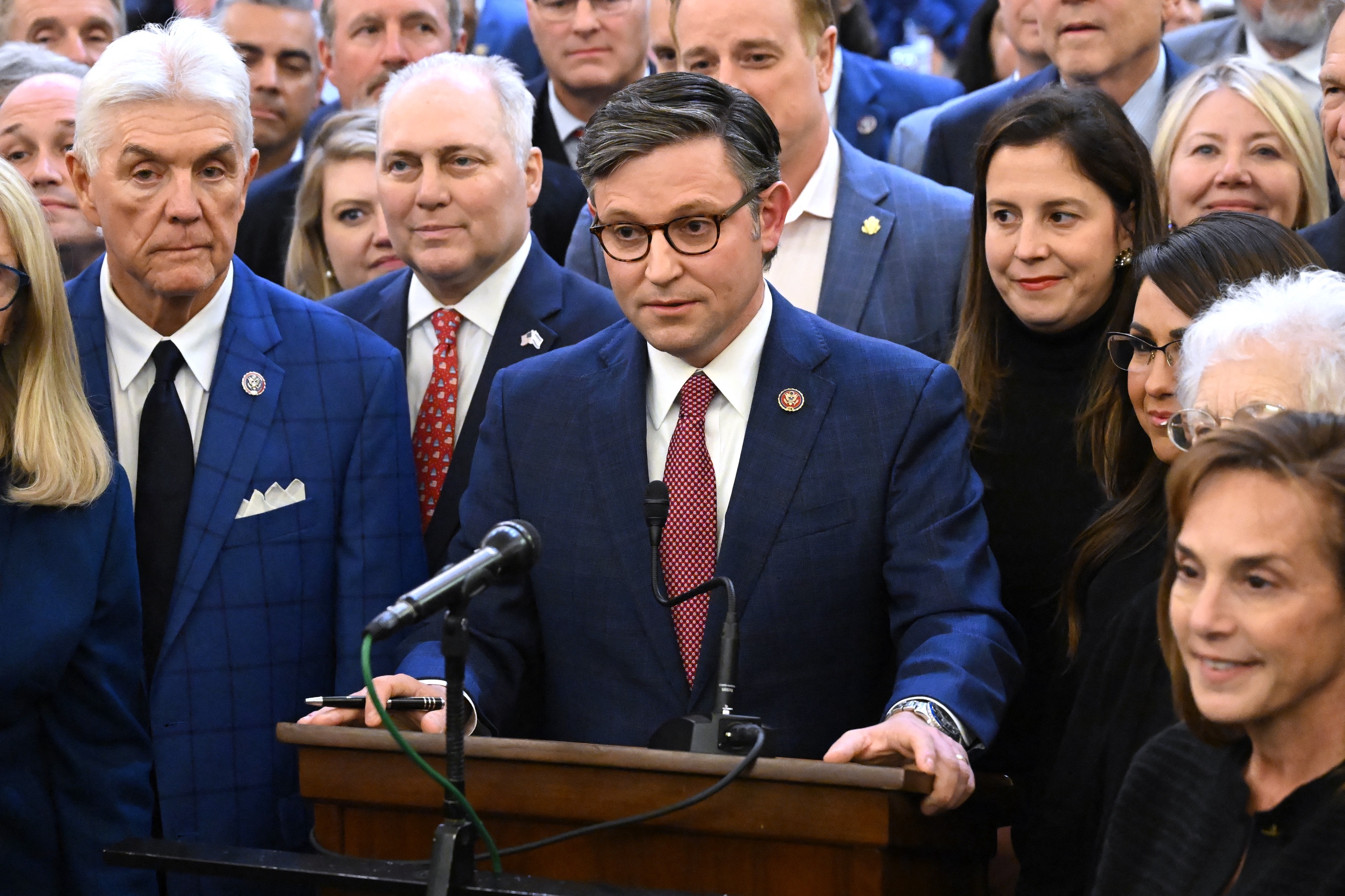 De een na de andere kandidaat voor het Amerikaanse parlement moet door de Republikeinse draaideur. Inmiddels zijn er al zeker drie kandidaten die zich hebben teruggetrokken uit de strijd om speaker van het Huis van Afgevaardigden te worden, nadat ze te weinig steun kregen. De nieuwste kandidaat naar voren geschoven door een groot deel van de Republikeinen is Mike Johnson.