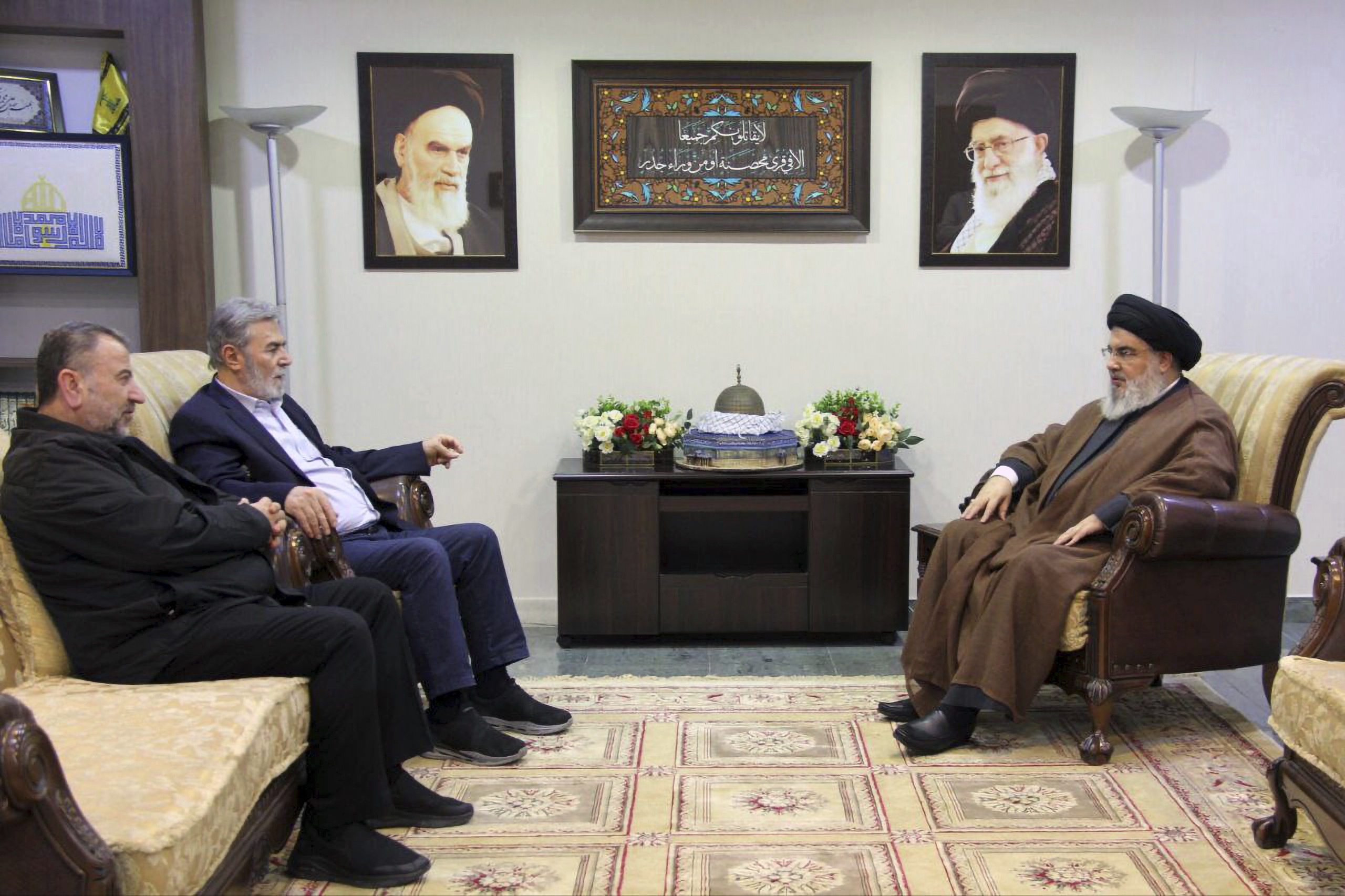 De ontmoeting tussen de leiders van Hezbollah, Hamas en de Islamitische Jihad is naar alle waarschijnlijkheid door Iran geïnstrueerd. 'Iran wil hiermee eenheid uitstralen binnen de Arabische wereld', zegt Martine van den Berg, auteur van 'Ontrafeld, hoe rampen de wereld veranderen: Een geschiedenis van crisis en herstel'.