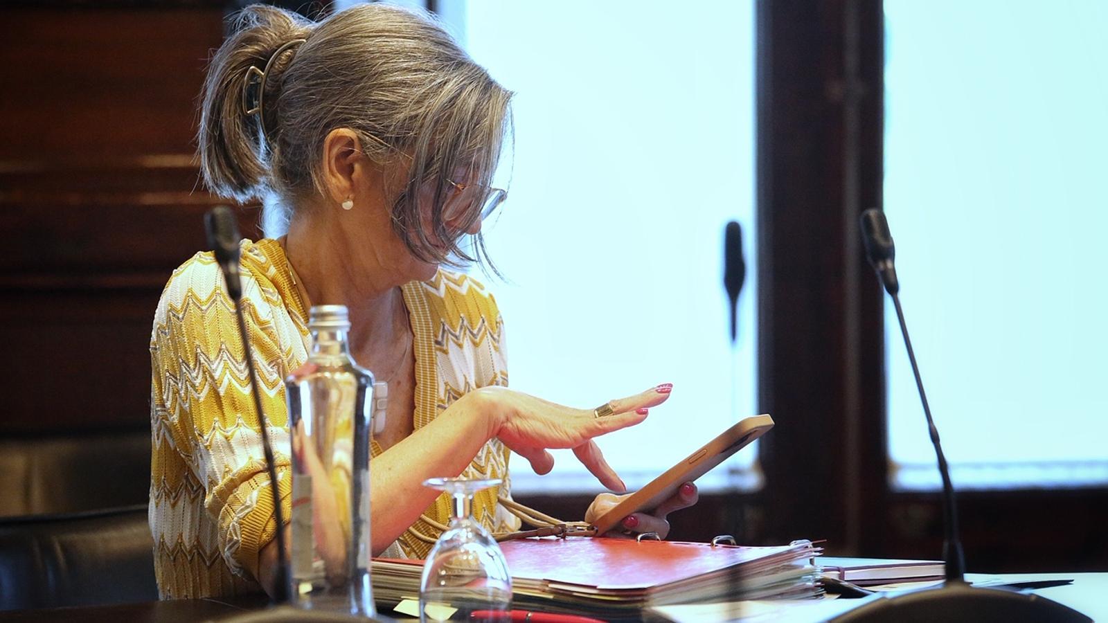La secretària general del Parlament, Esther Andreu, durant la reunió de la mesa d'aquest dimarts