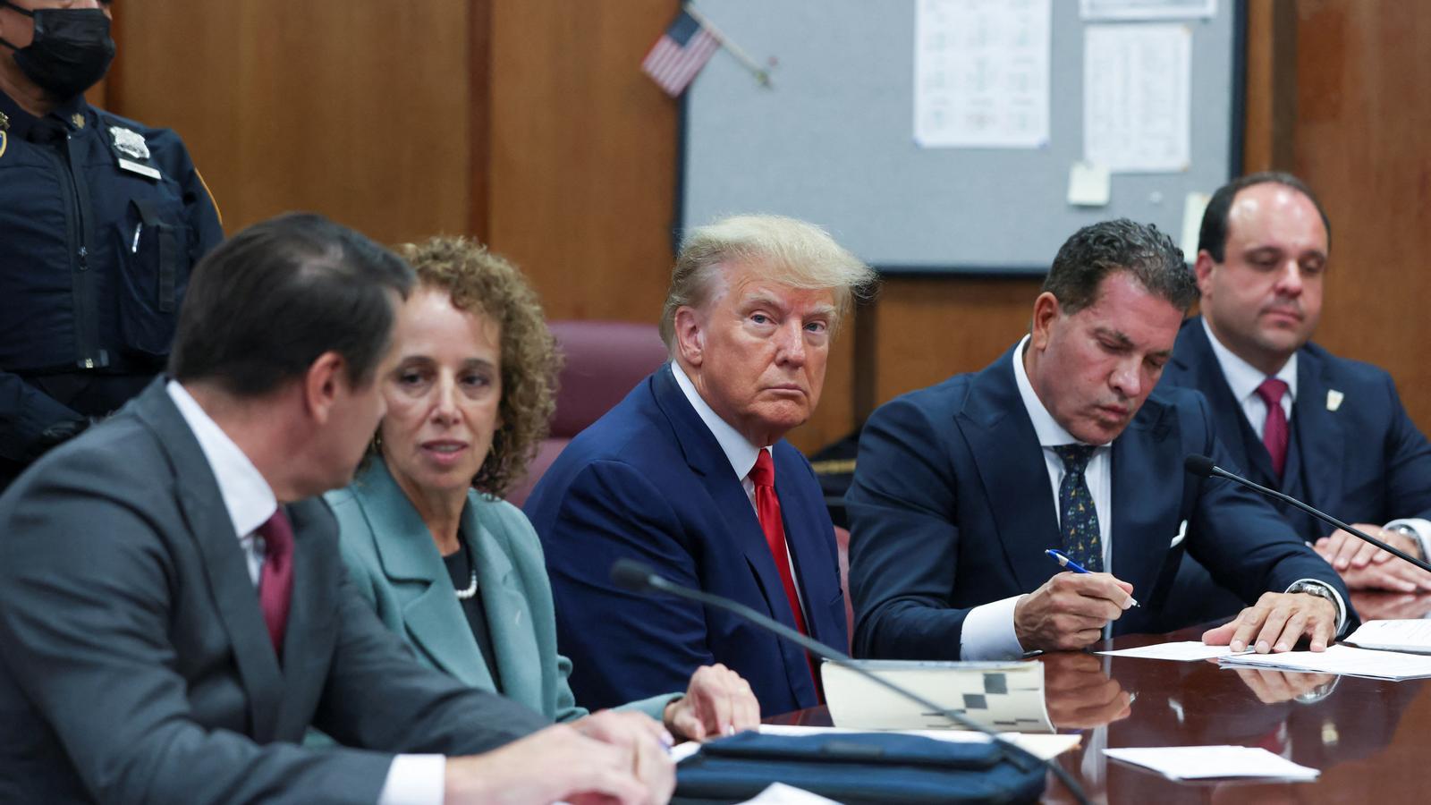 L'expresident dels Estats Units Donald Trump declara al jutjat després de ser imputat pel cas Stormy Daniels.