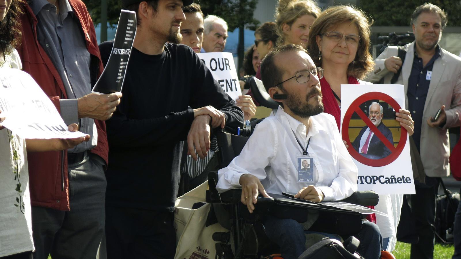 Pablo Echenique el 2014 a Brussel·les en una protesta contra que Miguel Arias Cañete fos comissari europeu d'Acció pel Clima