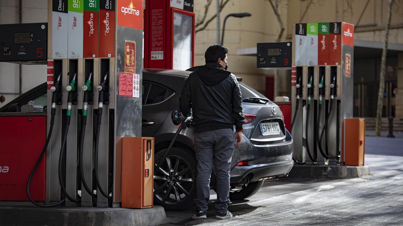 Imatge d'arxiu d'una gasolinera de Barcelona.