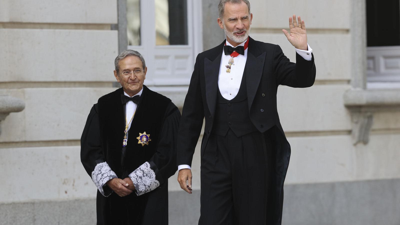 Felip VI i el president del Tribunal Suprem, Francisco Marín, a l'arribada del rei a l'acte d'obertura de l'any judicial