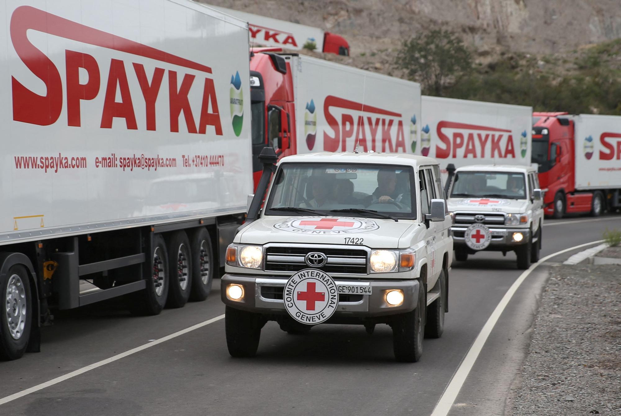 Els vehicles del Comitè Internacional de la Creu Roja es dirigeixen a la frontera entre Armènia i Azerbaidjan