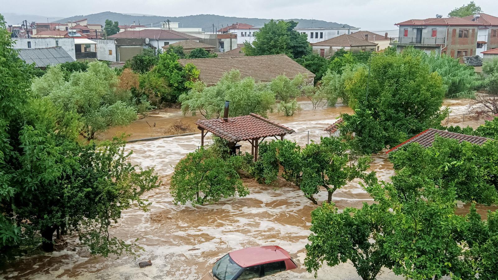 Un cotxe submergit sota l'aigua durant una tempesta al mont Pelion, prop de Volos, Grècia