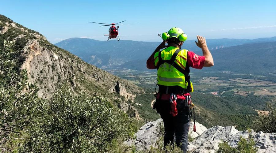 Bomber de la Generalitat en una operació de rescat amb helicòpter