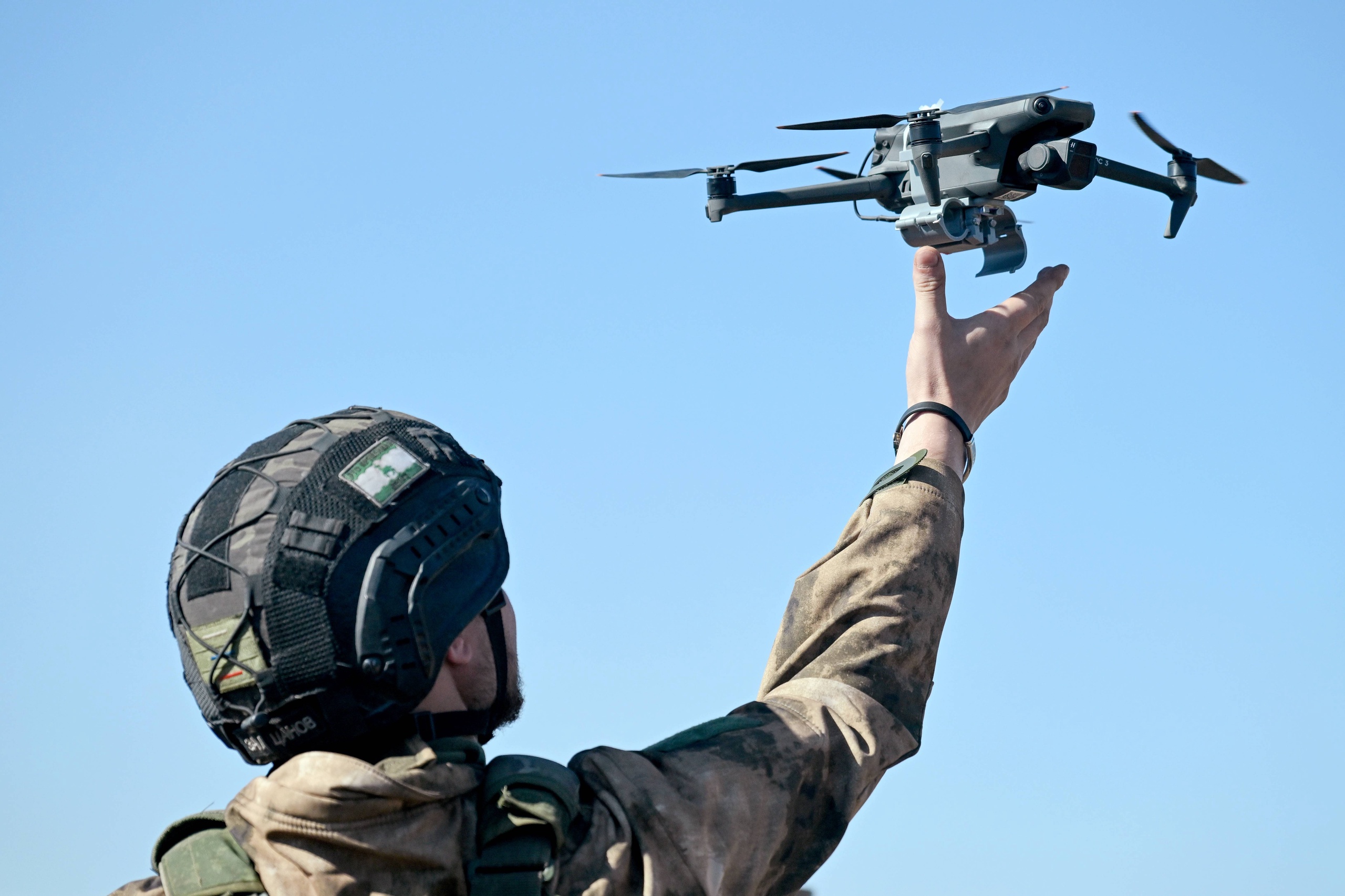 In de oorlog in Oekraïne zet Rusland steeds meer drones van eigen makelij in. Eerder maakte het Russische leger vooral gebruik van de Iraanse Shahed-drones, maar nu worden ook steeds meer eigen drones geproduceerd.