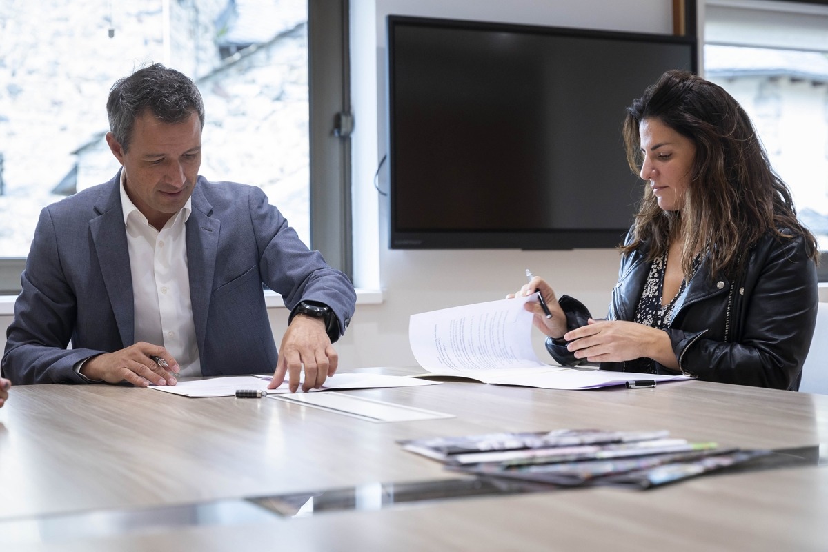 El cònsol major, David Astrié, i la directora general del SAAS, Meritxell Cosan, durant la signatura de l'acord.