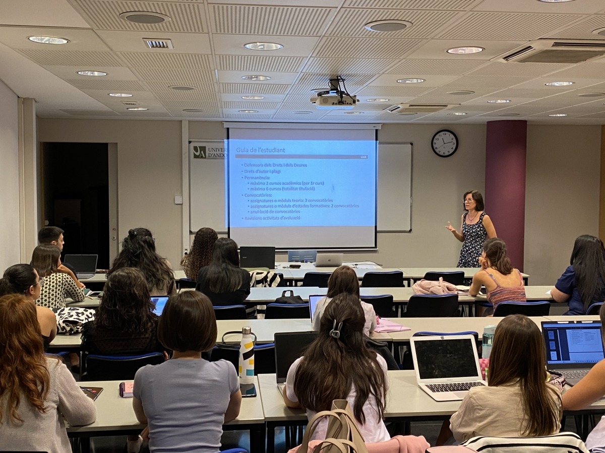 Els alumnes dle bàtxelor d'infremeria ja han començat les classes.