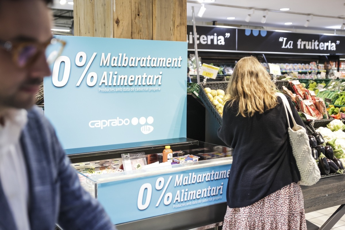 Casal ha presentat al Caprabo d’Illa Carlemany el reglament dels espais de productes a punt de caducar.