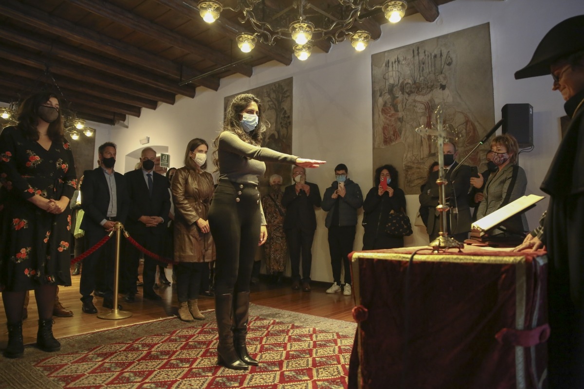 Resma Punjabi jurant el càrrec de cap de l’APDA.