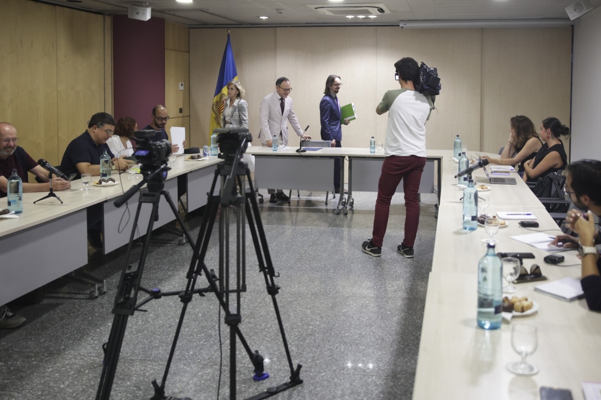 Espot i Riba agafant els seus llocs en la trobada amb els mitjans de comunicació.