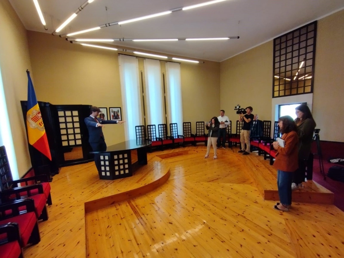 El síndic Ensenyat va explicar ahir la història, la distribució i la funció de la sala a la premsa.