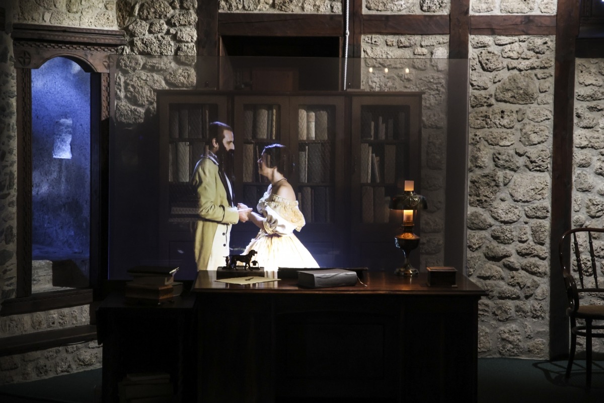 Don Guillem i Dolors Parrella, la baronessa, en un holograma a la Casa d’Areny-Plandolit.