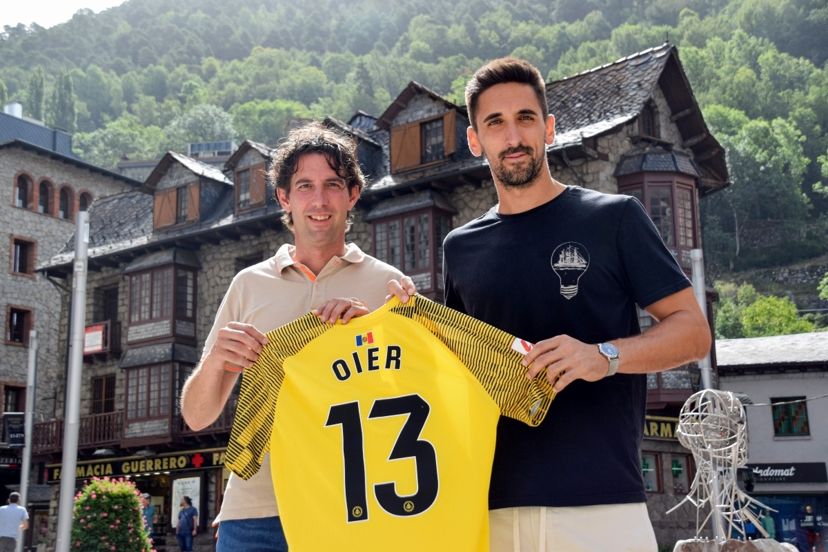 Jaume Nogués al costat d'Oier Olazábal, el nou porter de l'FC Andorra.