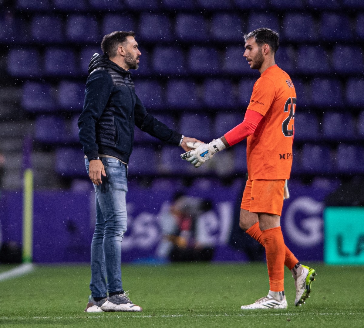 Dani Martín, que s’està afiançant en la titularitat de l’FC Andorra, saluda Eder Sarabia.