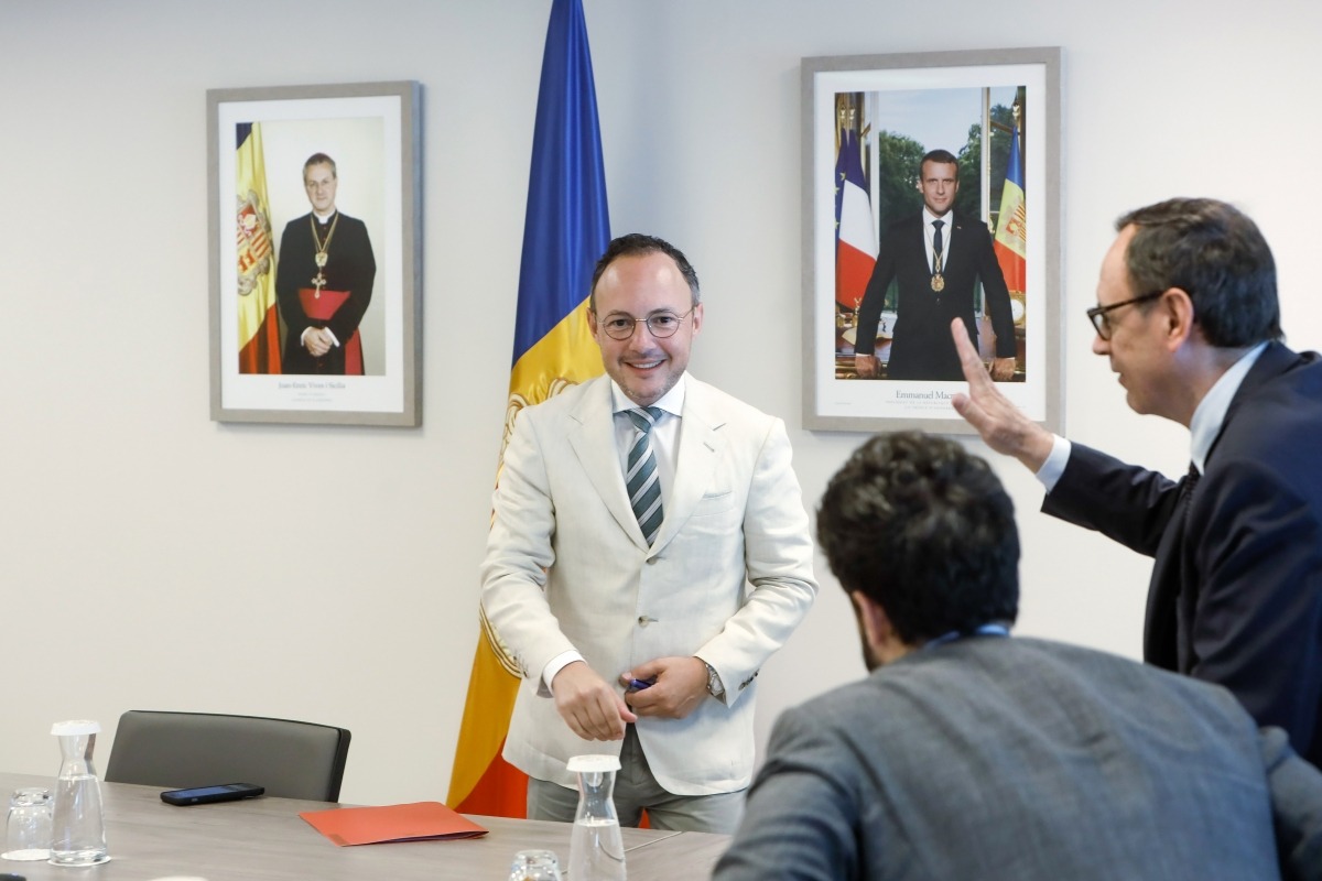 Espot amb Jordana i Escalé (d’esquena) en una reunió pel pacte d’estat per la UE.