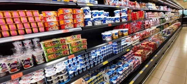 Productes refrigerats en un supermercat.