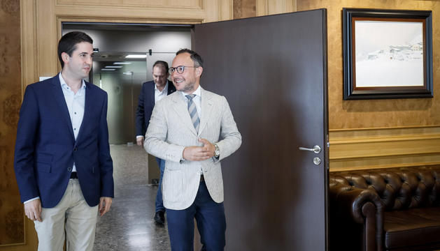 Barrera i Espot entrant al despatx del cap de Govern.