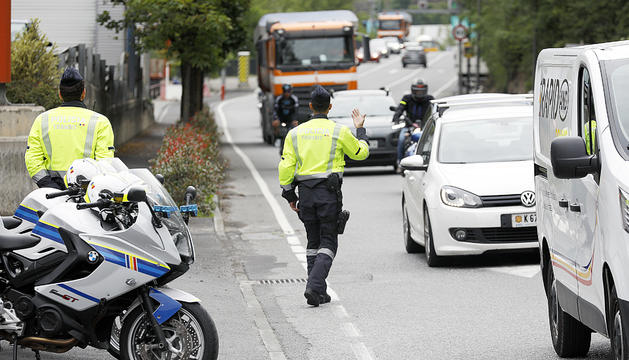 Agents de policia en un control.